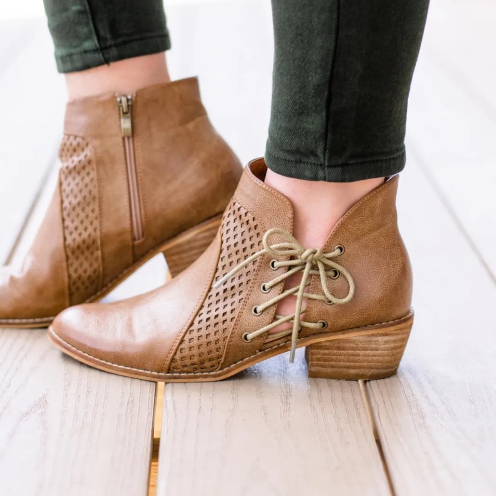 Beast Fashion Heeled Booties size 7